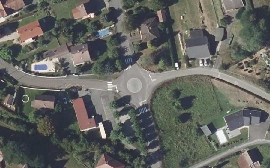 Vue aérienne du Rond-point anonyme n°132757302