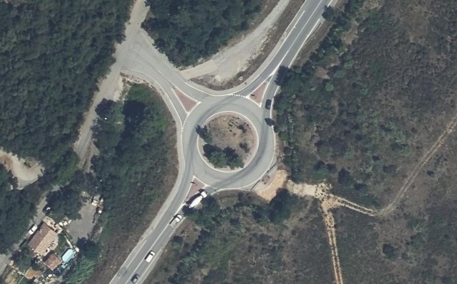 Vue aérienne du Rond-point anonyme n°132760998