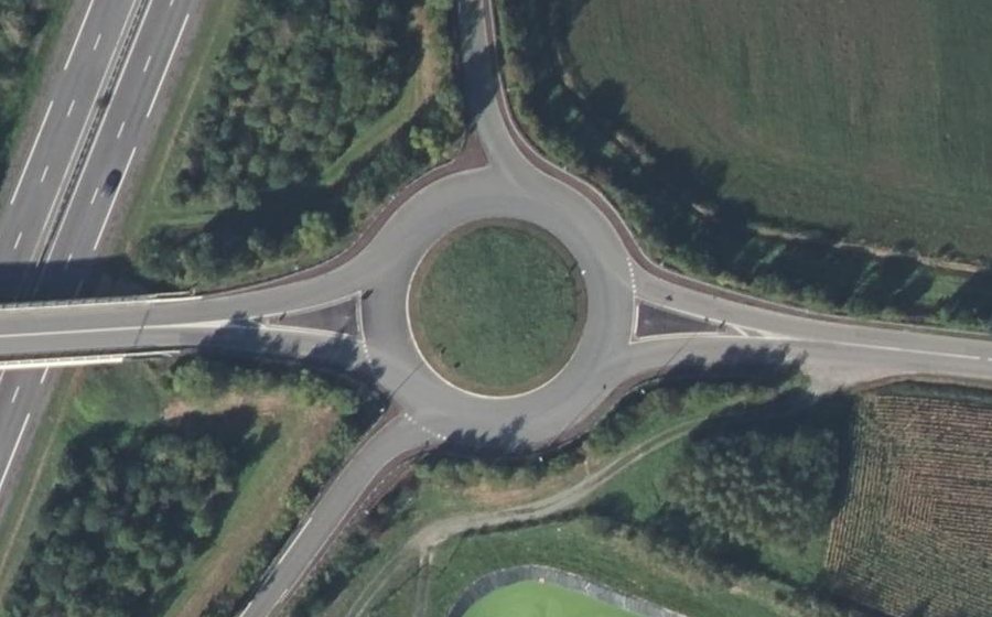 Vue aérienne du Rond-point anonyme n°1327867651