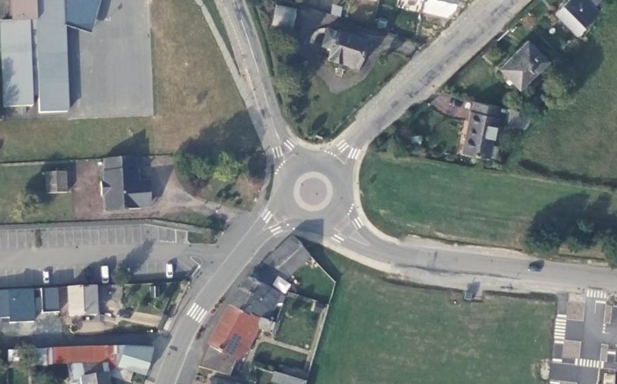 Vue aérienne du Rond-point anonyme n°1327867684