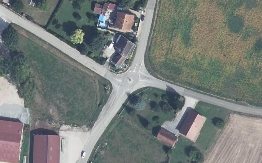 Vue aérienne du Rond-point anonyme n°132802221