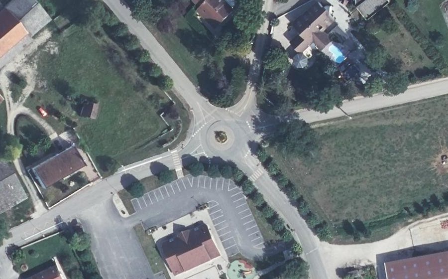 Vue aérienne du Rond-point anonyme n°132802249
