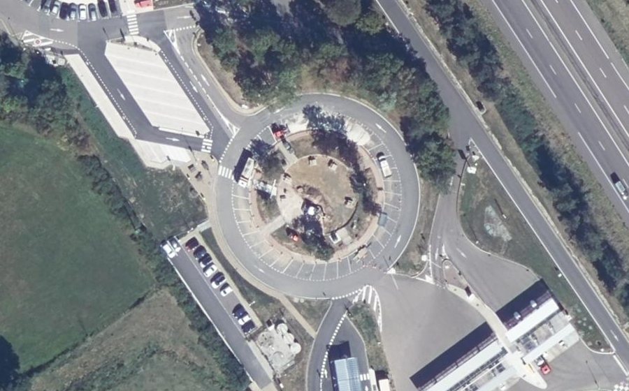 Vue aérienne du Rond-point anonyme n°132808872