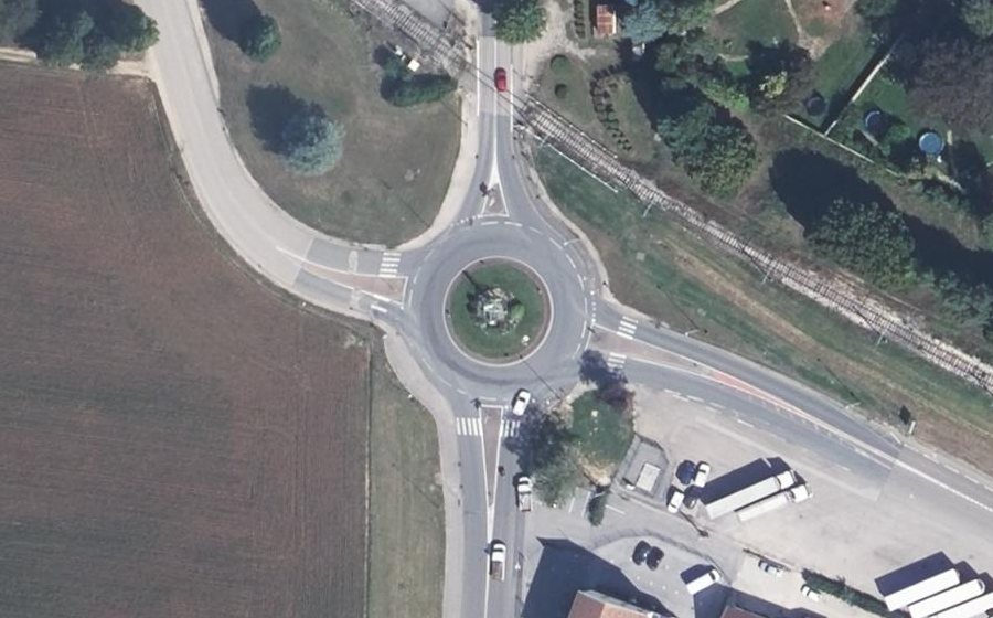 Vue aérienne du Rond-point anonyme n°132814259