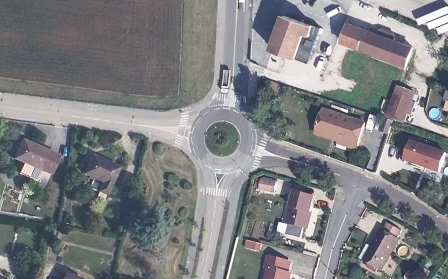 Vue aérienne du Rond-point anonyme n°132814275