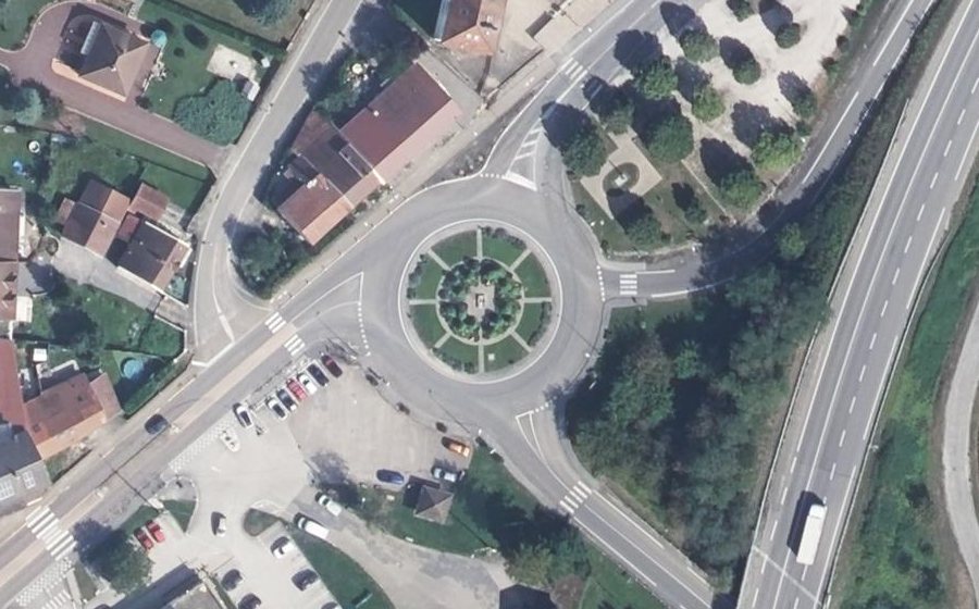 Vue aérienne du Rond-point anonyme n°132814277
