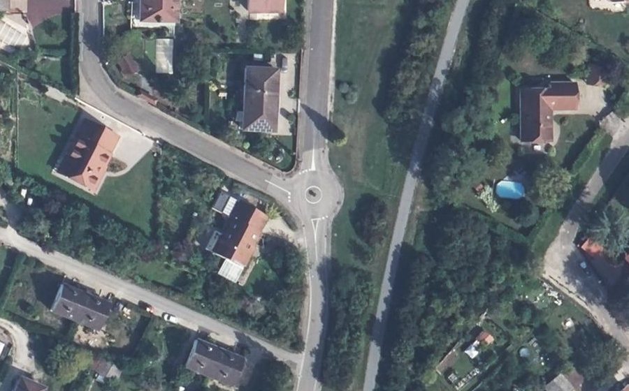 Vue aérienne du Rond-point anonyme n°132814285