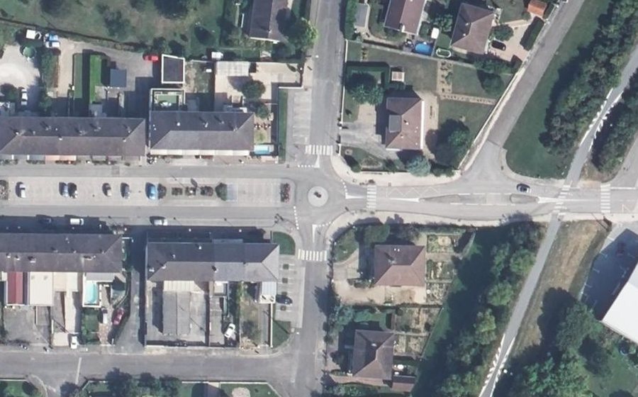 Vue aérienne du Rond-point anonyme n°132814292
