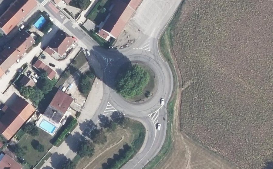 Vue aérienne du Rond-point anonyme n°132814294