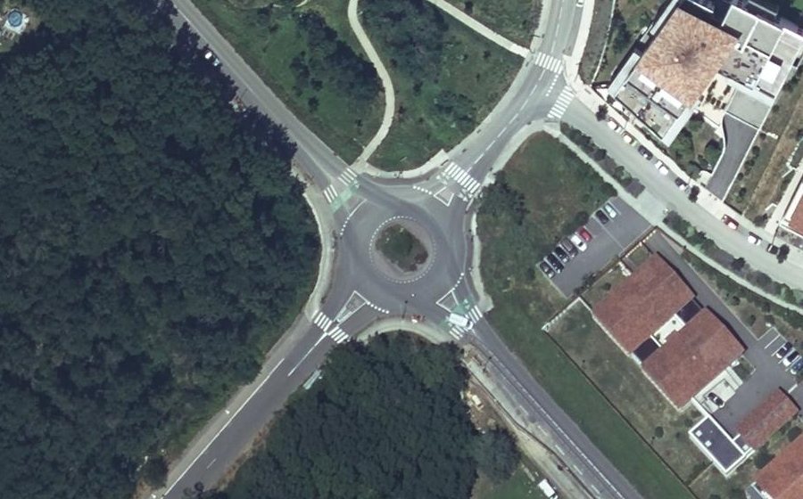 Vue aérienne du Rond-point anonyme n°1328232128