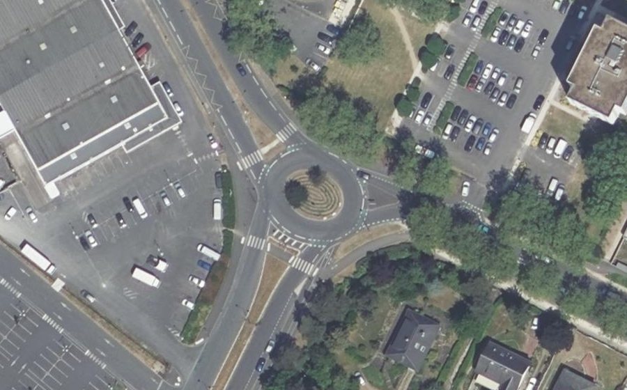 Vue aérienne du Rond-point anonyme n°1328237936
