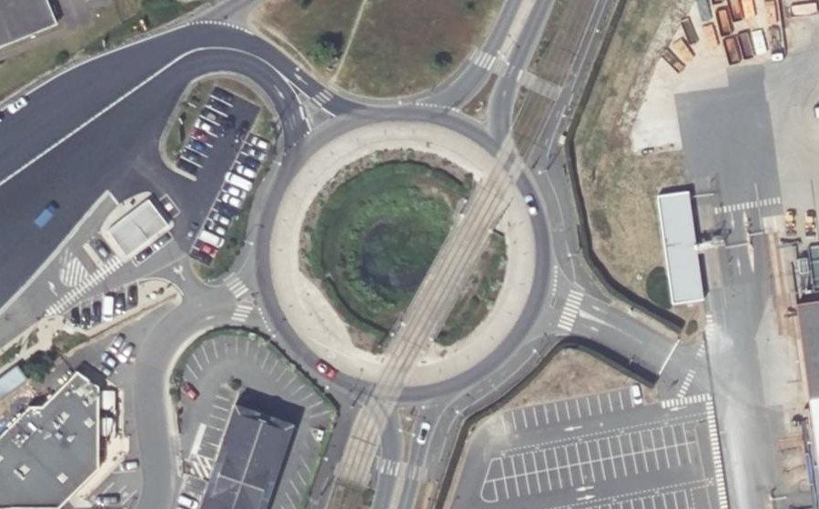 Vue aérienne du Rond-point anonyme n°1328240819