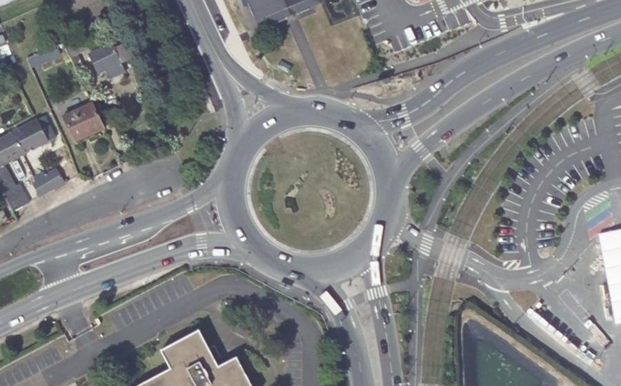 Vue aérienne du Rond-point anonyme n°1328240849