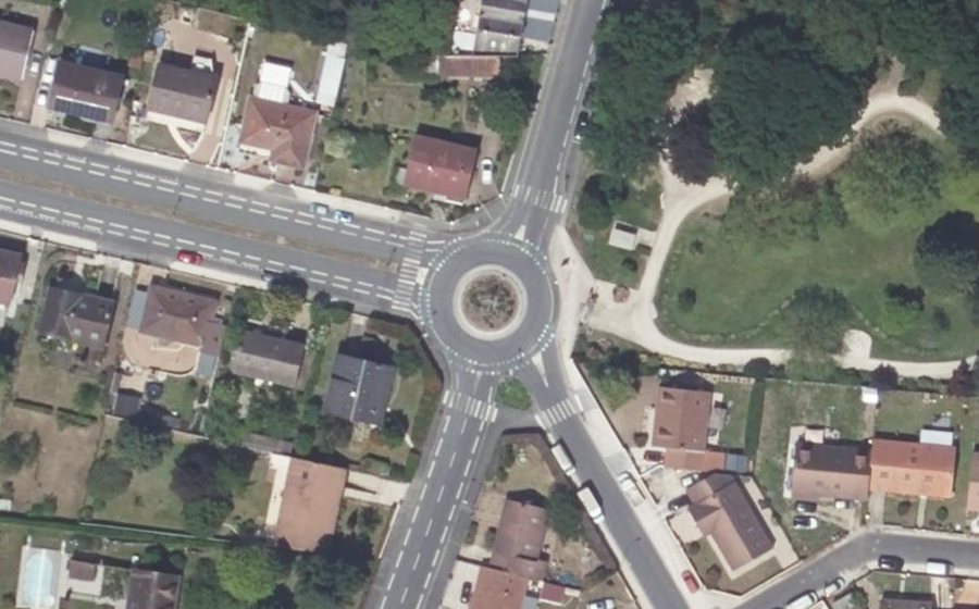 Vue aérienne du Rond-point anonyme n°1328243029