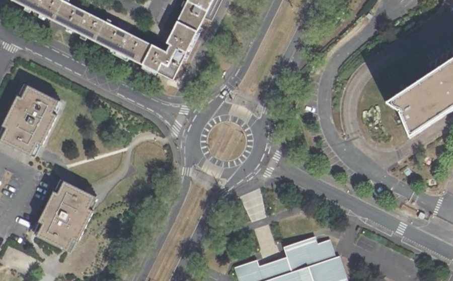 Vue aérienne du Rond-point anonyme n°1328249869