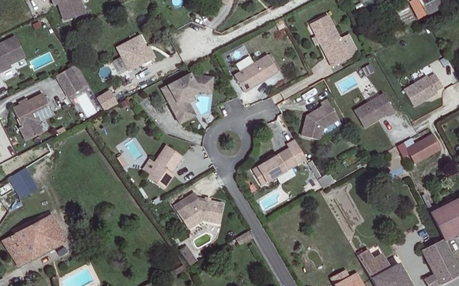 Vue aérienne du Rond-point anonyme n°132848704