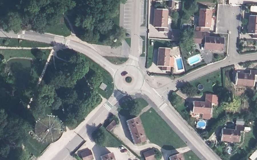 Vue aérienne du Rond-point anonyme n°132866775