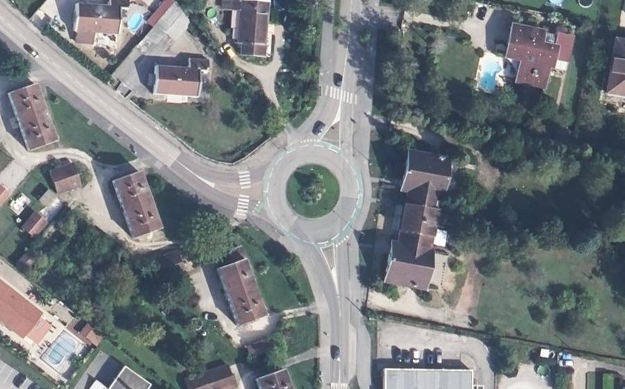 Vue aérienne du Rond-point anonyme n°132866776