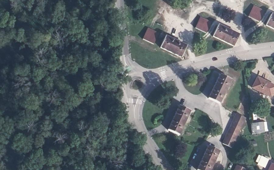 Vue aérienne du Rond-point anonyme n°132866778