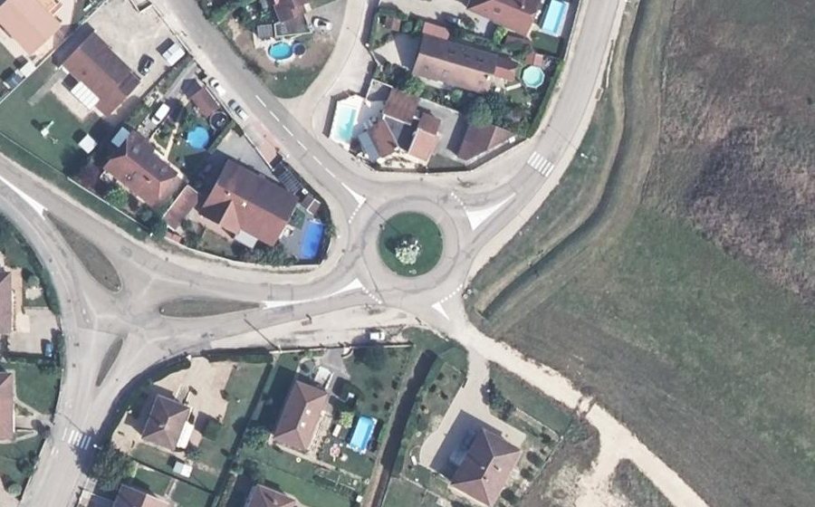 Vue aérienne du Rond-point anonyme n°132866791