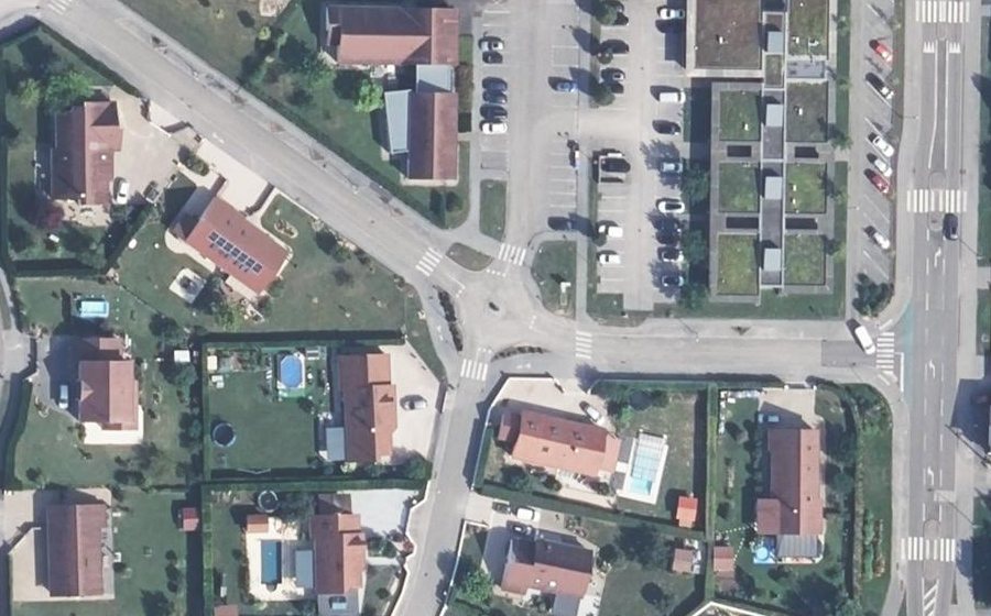 Vue aérienne du Rond-point anonyme n°132866792