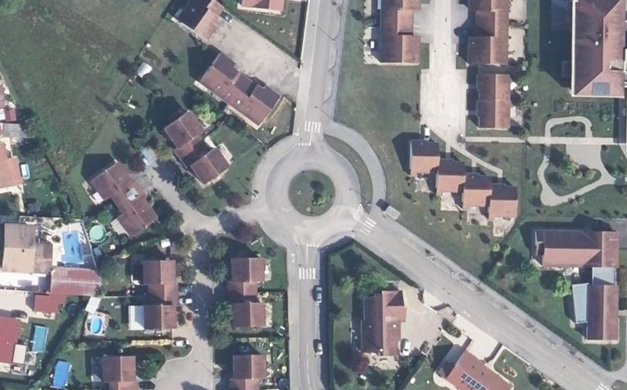 Vue aérienne du Rond-point anonyme n°132866799