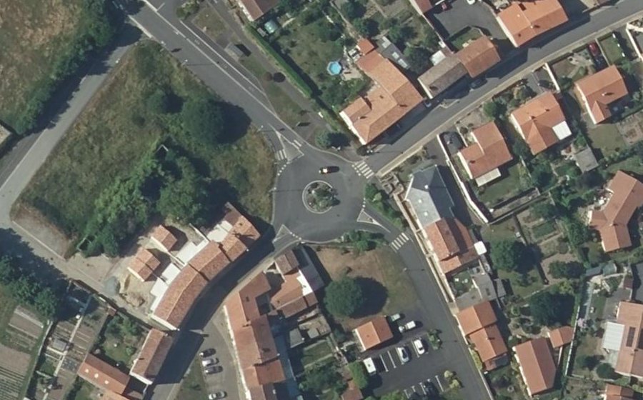 Vue aérienne du Rond-point anonyme n°132874268