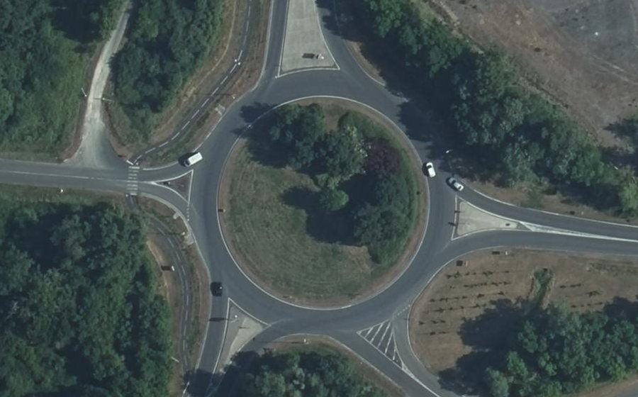 Vue aérienne du Rond-point anonyme n°132884894