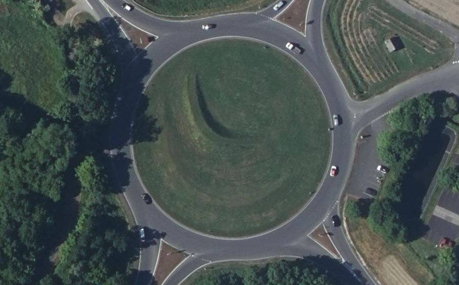 Vue aérienne du Rond-point anonyme n°132884897