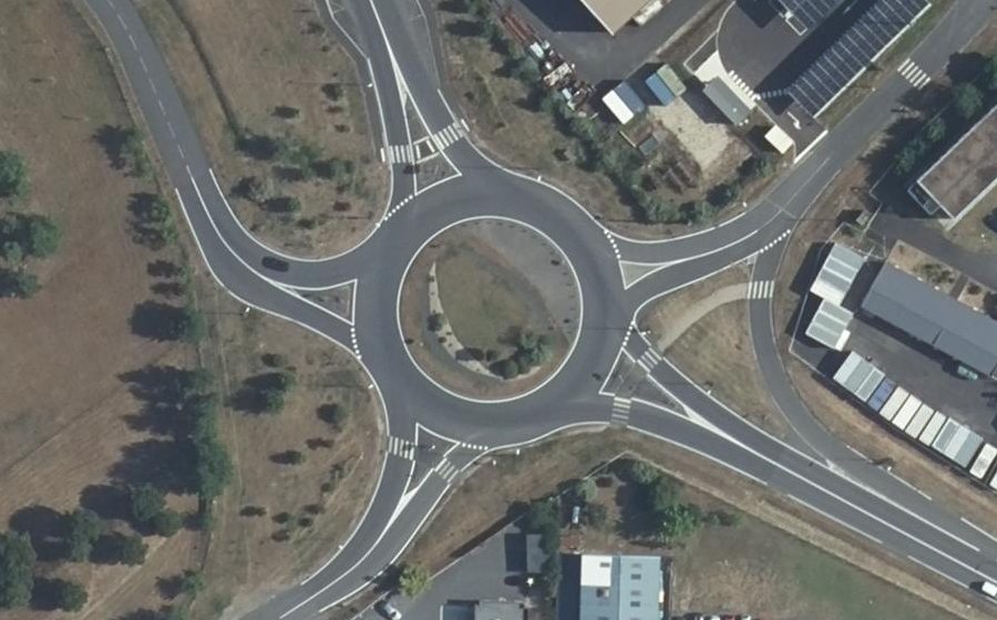 Vue aérienne du Rond-point anonyme n°132884923
