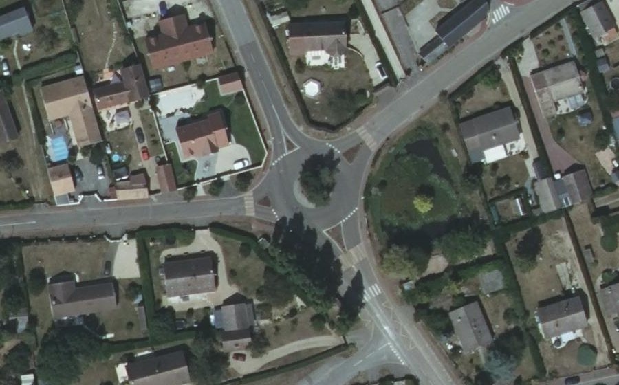 Vue aérienne du Rond-point anonyme n°132936349