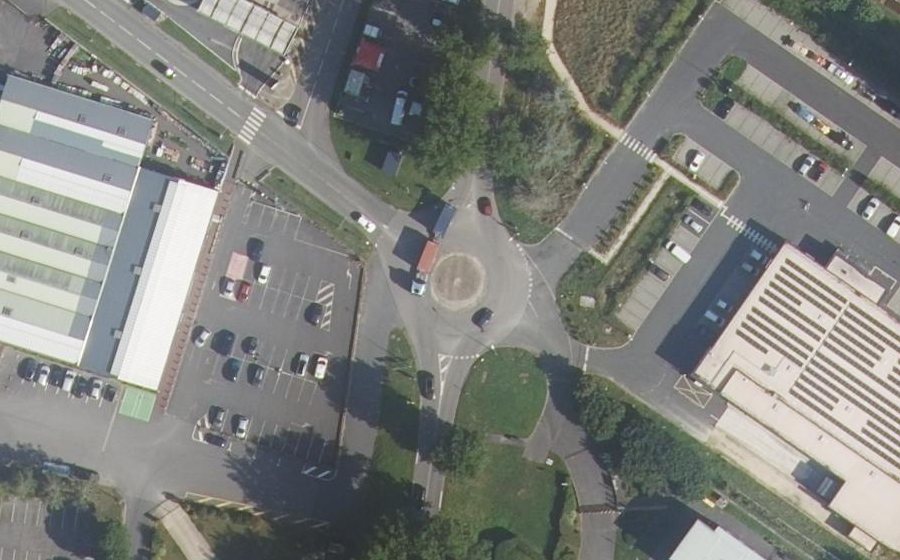 Vue aérienne du Rond-point anonyme n°133075989