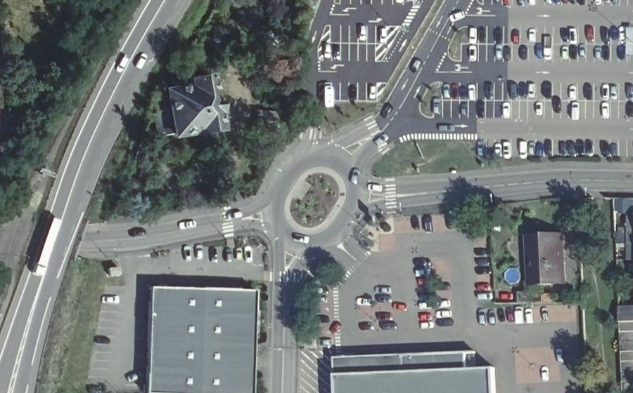 Vue aérienne du Rond-point anonyme n°133141319