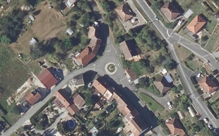 Vue aérienne du Rond-point anonyme n°133171117