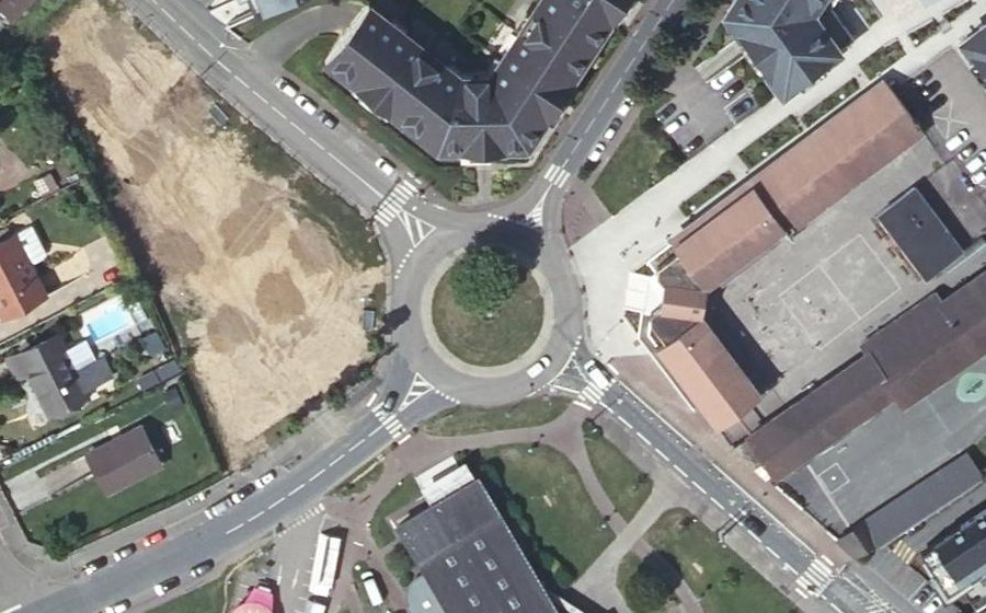 Vue aérienne du Rond-point anonyme n°133183108
