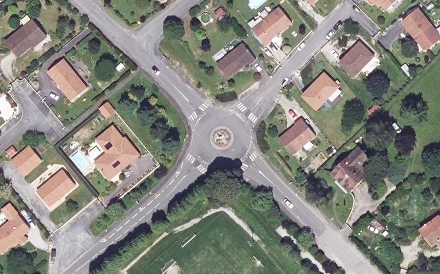 Vue aérienne du Rond-point anonyme n°133193675