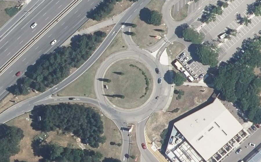Vue aérienne du Rond-point anonyme n°133206145