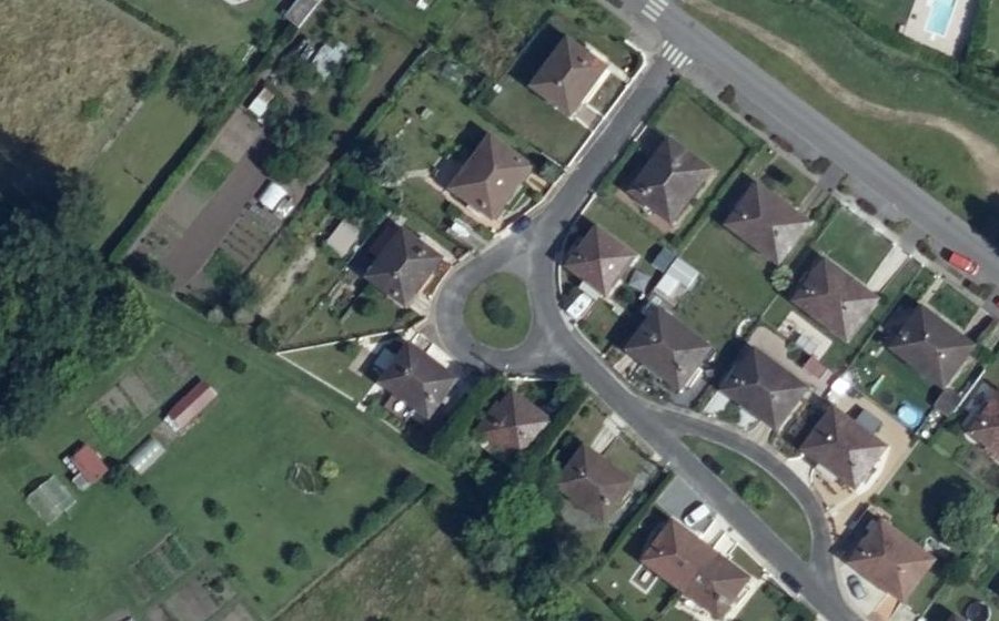 Vue aérienne du Rond-point anonyme n°133230160