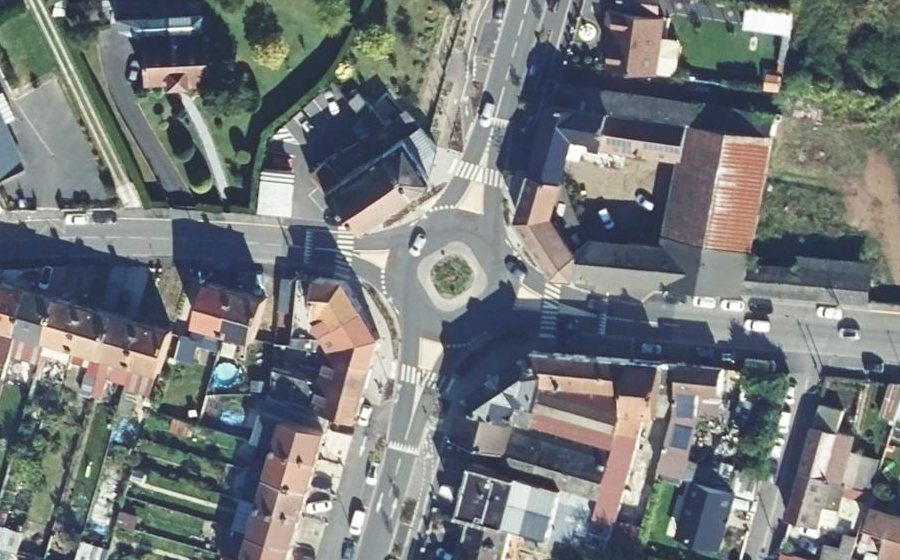 Vue aérienne du Rond-point anonyme n°1332414849