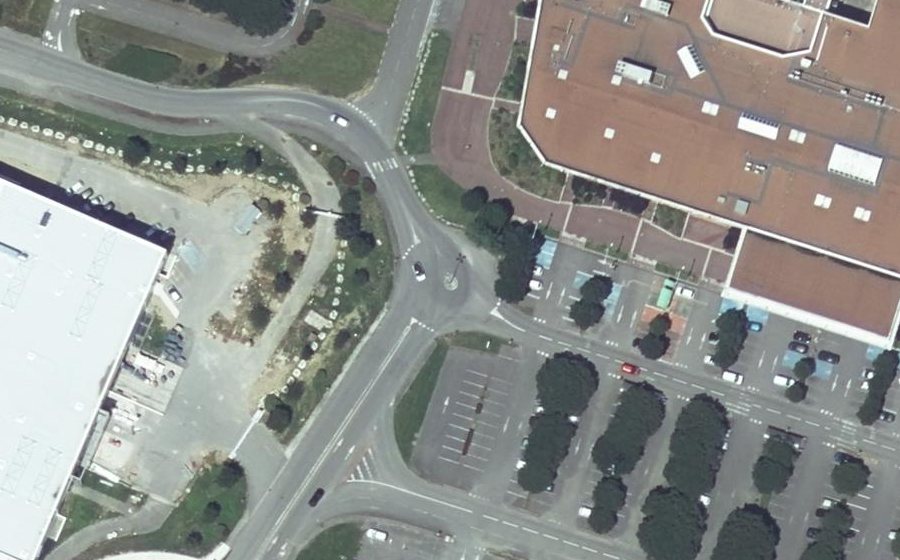 Vue aérienne du Rond-point anonyme n°133348616