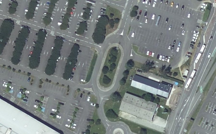 Vue aérienne du Rond-point anonyme n°133348621