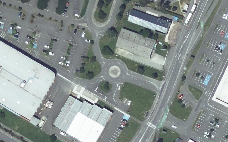Vue aérienne du Rond-point anonyme n°133348716