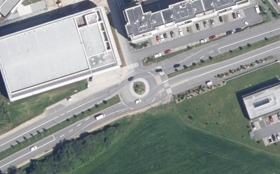 Vue aérienne du Rond-point anonyme n°1333662558