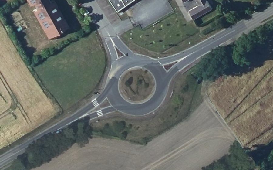 Vue aérienne du Rond-point anonyme n°133377012