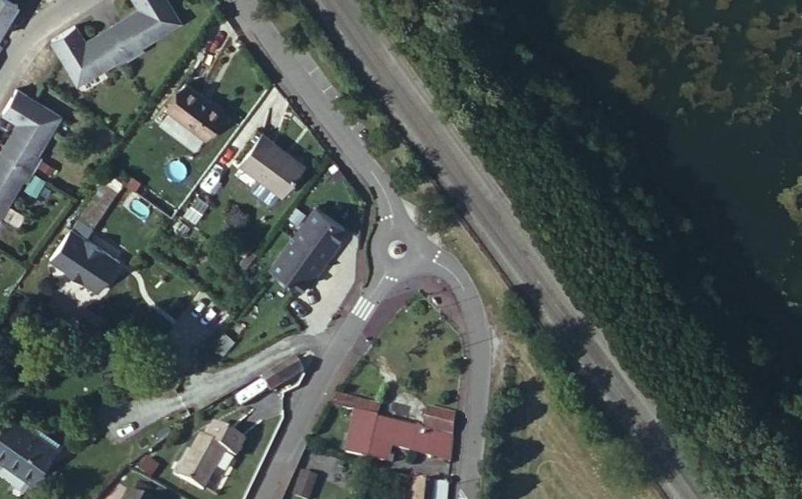 Vue aérienne du Rond-point anonyme n°133398623