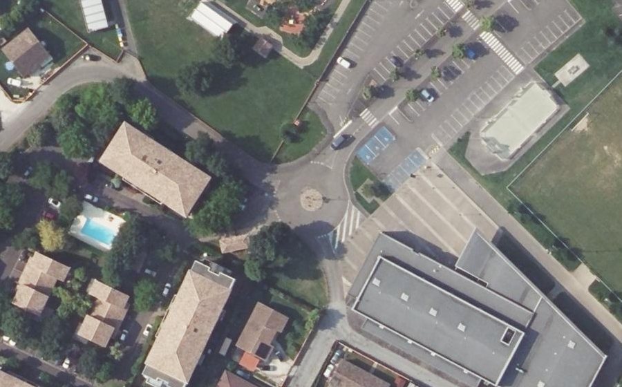 Vue aérienne du Rond-point anonyme n°133405273