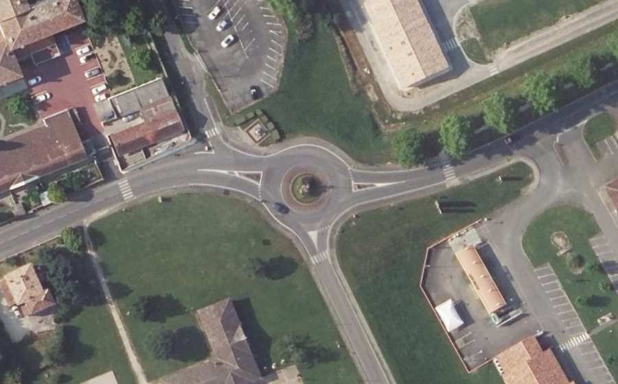 Vue aérienne du Rond-point anonyme n°133405816
