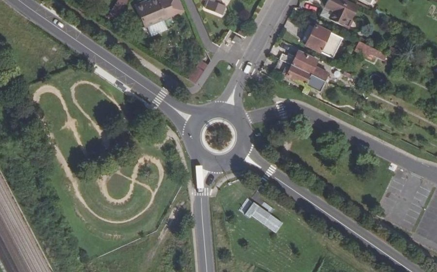Vue aérienne du Rond-point anonyme n°133407935