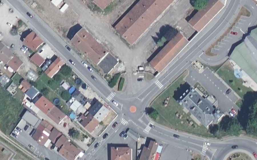 Vue aérienne du Rond-point anonyme n°1334508084