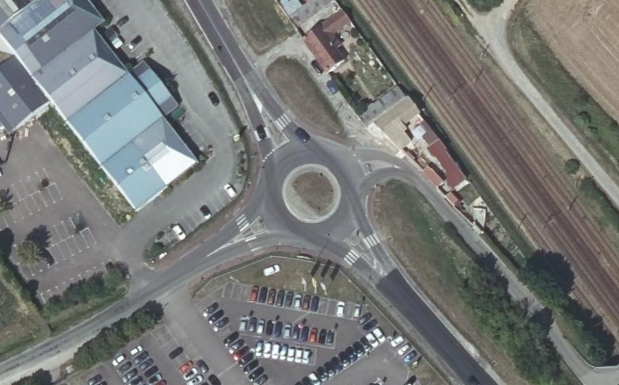 Vue aérienne du Rond-point anonyme n°133482088